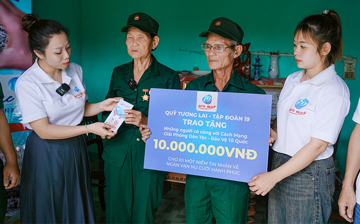 Hình ảnh nhân viên chăm sóc khách hàng với tai nghe, biểu tượng của dịch vụ hỗ trợ 24/7 tận tâm và chuyên nghiệp của f16878 vip.