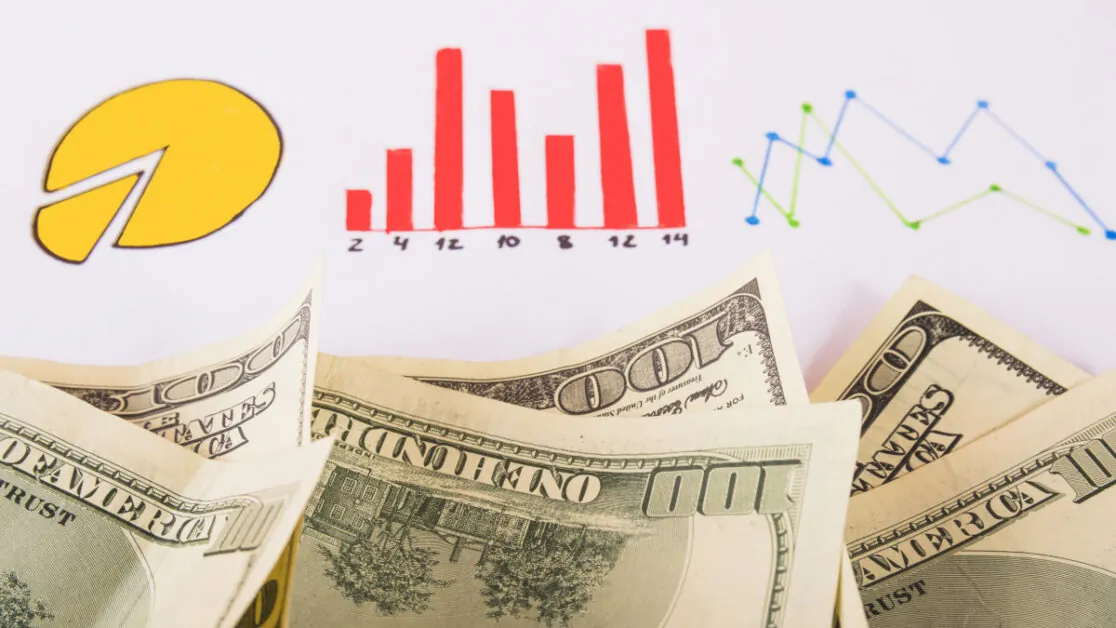 Hình ảnh mẹo chơi casino với bài tây và chip, tượng trưng cho chiến lược chiến thắng.